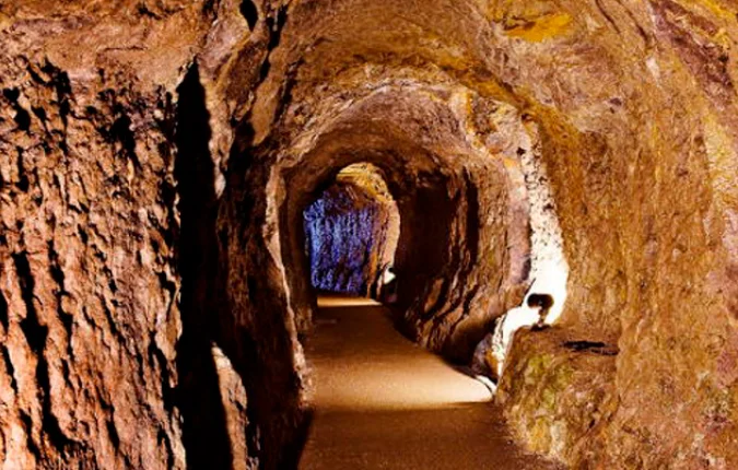 龍源寺間歩(撮影：富井義夫)